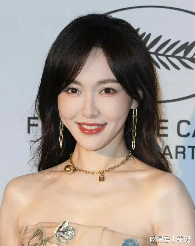 骨钟楚曦的深V领都败给了74岁的庆奶不朽情缘网站戛纳红毯晚宴：唐嫣的锁(图7)