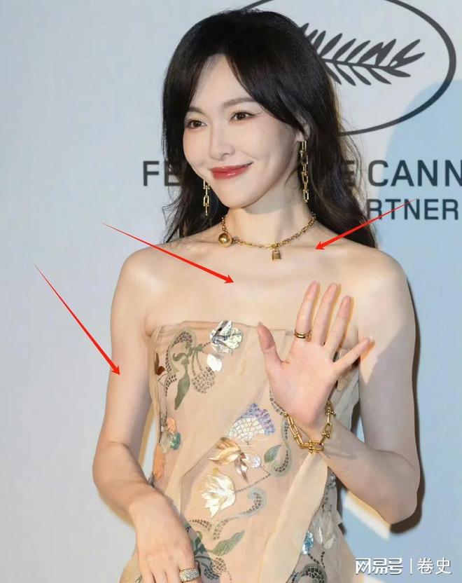 骨钟楚曦的深V领都败给了74岁的庆奶不朽情缘网站戛纳红毯晚宴：唐嫣的锁(图15)