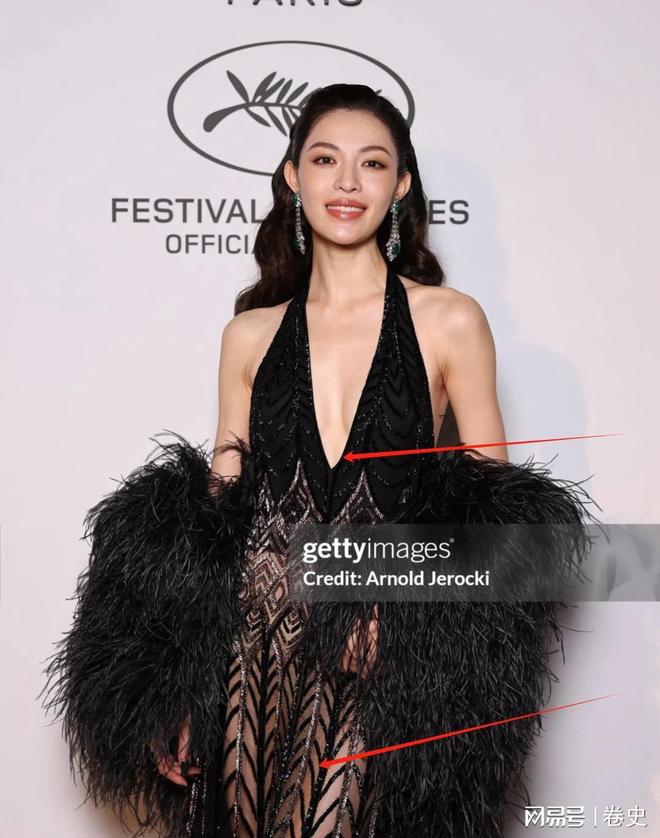 骨钟楚曦的深V领都败给了74岁的庆奶不朽情缘网站戛纳红毯晚宴：唐嫣的锁(图17)