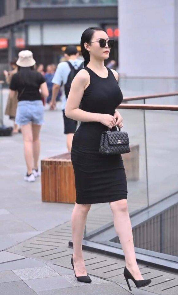 搭技巧纯黑造型解锁成性优雅感不朽情缘模拟器经典背心裙穿(图2) 搭技巧纯黑造型解锁成性优雅感不朽情缘模拟器经典背心裙穿(图2)