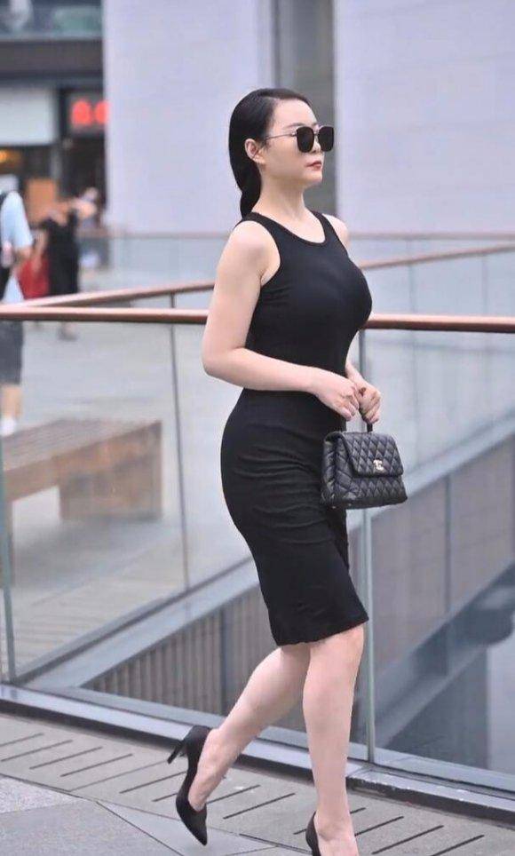 搭技巧纯黑造型解锁成性优雅感不朽情缘模拟器经典背心裙穿(图3) 搭技巧纯黑造型解锁成性优雅感不朽情缘模拟器经典背心裙穿(图3)