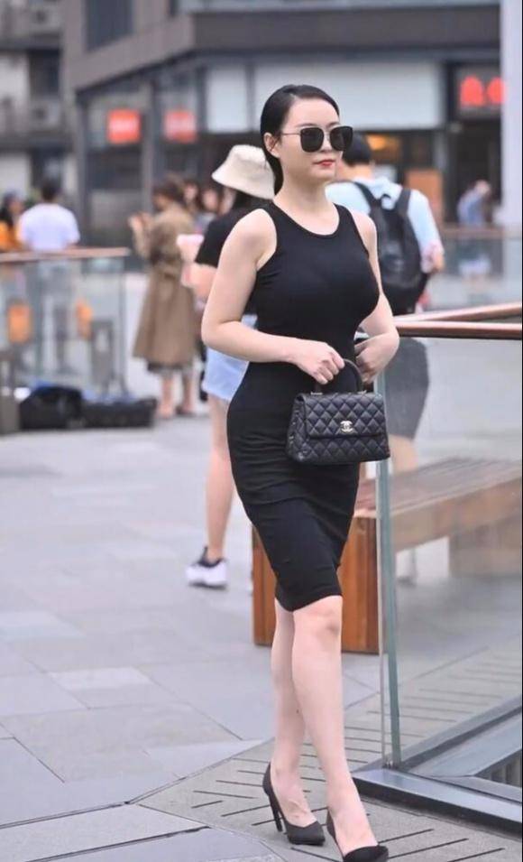 搭技巧纯黑造型解锁成性优雅感不朽情缘模拟器经典背心裙穿(图4) 搭技巧纯黑造型解锁成性优雅感不朽情缘模拟器经典背心裙穿(图4)